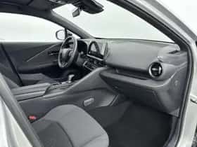 Toyota C-HR (2024) thumbnail 6