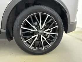 Toyota C-HR (2018) thumbnail 22