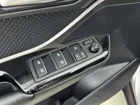 Toyota C-HR (2018) thumbnail 23