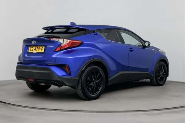 Toyota C-HR (2018) thumbnail 2