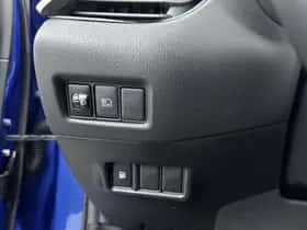 Toyota C-HR (2018) thumbnail 24