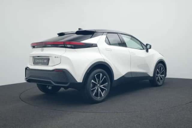 Toyota C-HR (2026) thumbnail 2