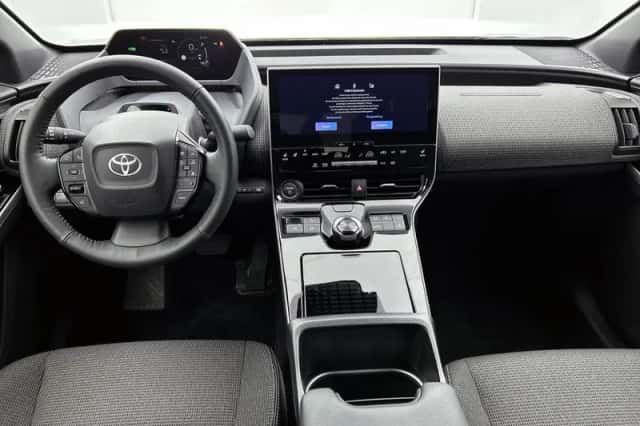 Toyota bZ4X (2025) thumbnail 4