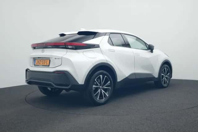 Toyota C-HR (2025) thumbnail 2
