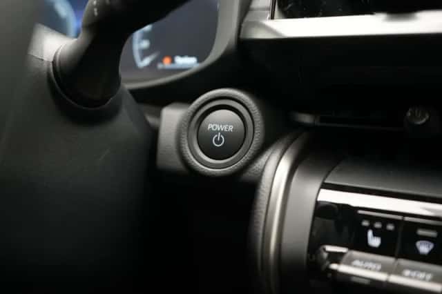 Toyota C-HR (2025) thumbnail 4