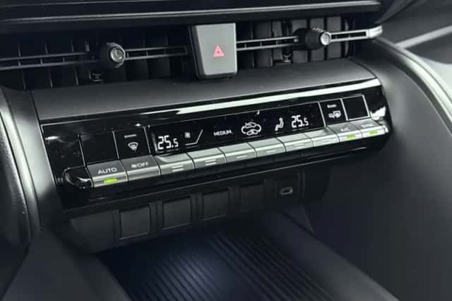 Toyota C-HR (2025) thumbnail 6
