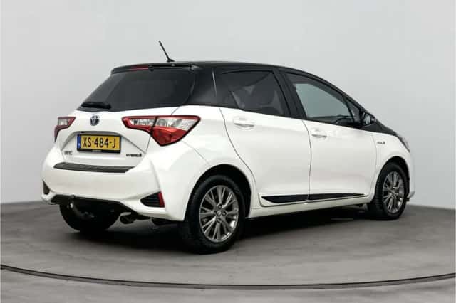 Toyota Yaris (2017) thumbnail 2