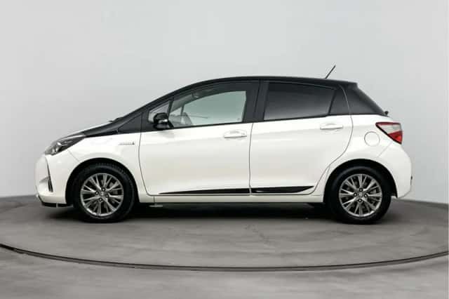 Toyota Yaris (2017) thumbnail 3