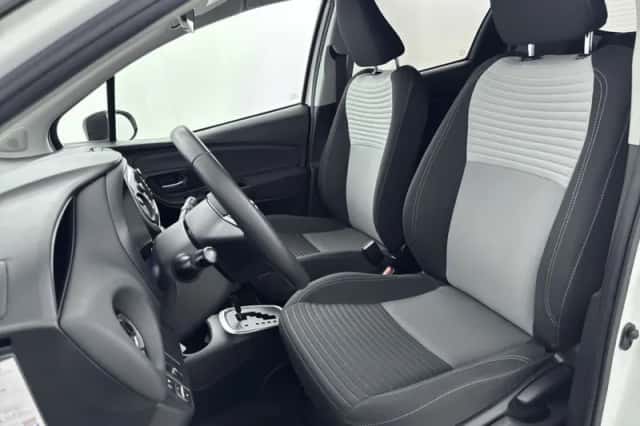 Toyota Yaris (2017) thumbnail 4