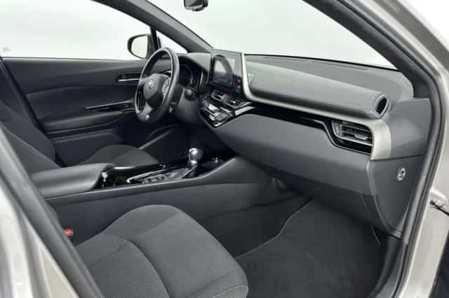 Toyota C-HR (2019) thumbnail 6