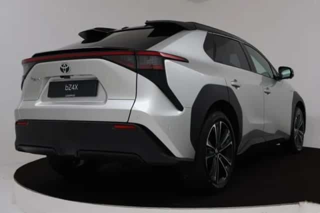 Toyota bZ4X (2025) thumbnail 2