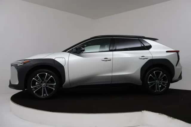 Toyota bZ4X (2025) thumbnail 3
