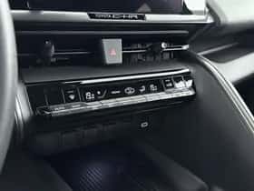 Toyota C-HR (2024) thumbnail 9