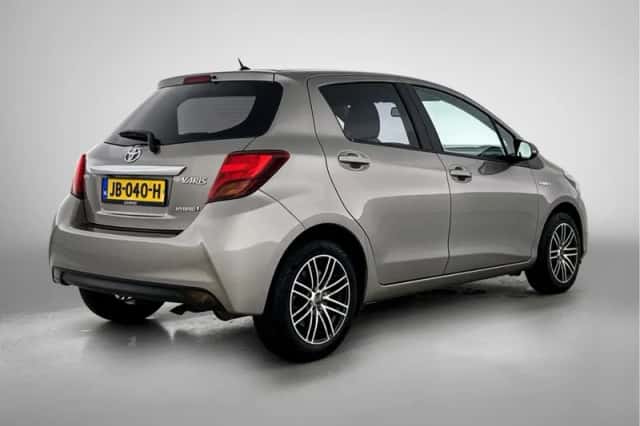 Toyota Yaris (2015) thumbnail 2