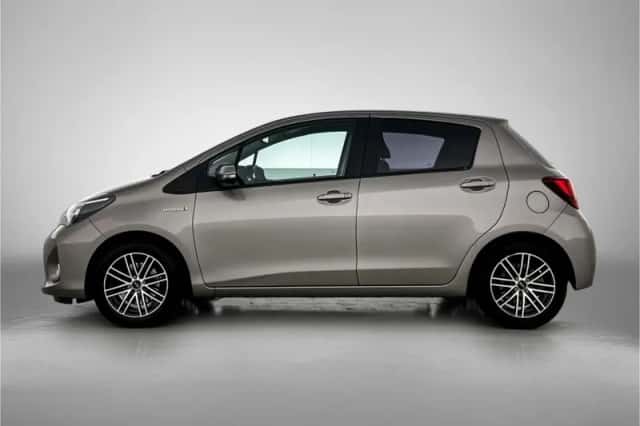 Toyota Yaris (2015) thumbnail 3