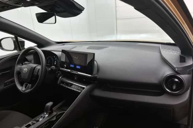 Toyota C-HR (2025) thumbnail 6