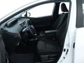 Toyota Prius (2022) thumbnail 7