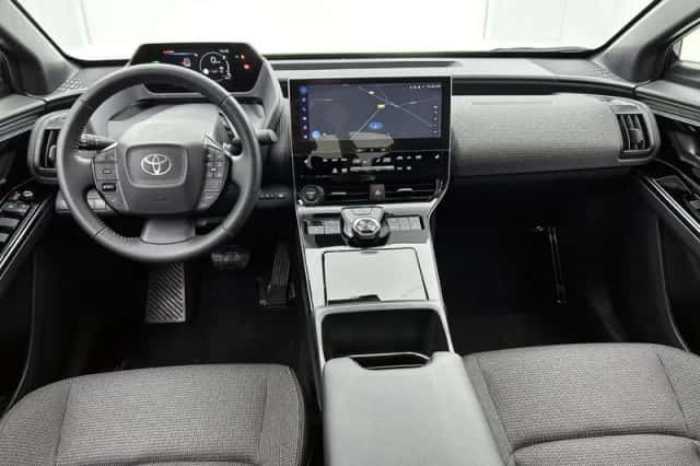Toyota bZ4X (2023) thumbnail 4