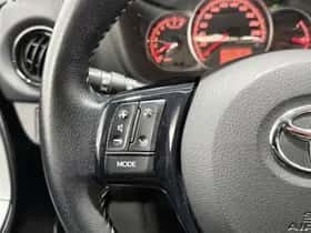 Toyota Yaris (2017) thumbnail 18