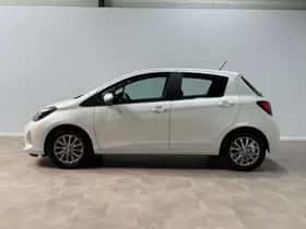 Toyota Yaris (2017) thumbnail 3