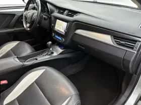 Toyota Avensis (2015) thumbnail 32
