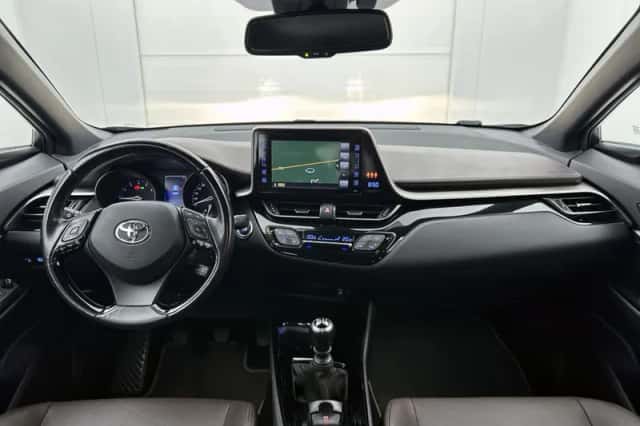 Toyota C-HR (2017) thumbnail 4