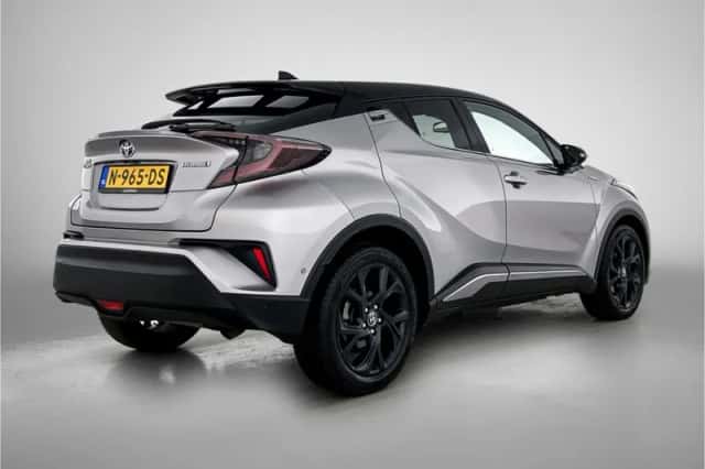 Toyota C-HR (2017) thumbnail 2