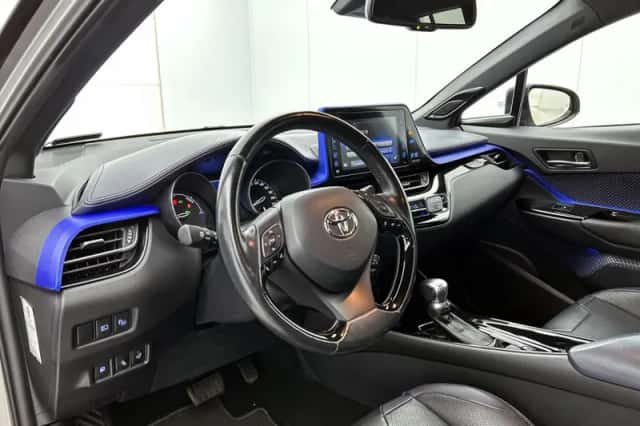 Toyota C-HR (2017) thumbnail 6