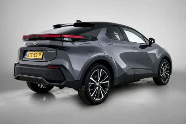 Toyota C-HR (2025) thumbnail 2