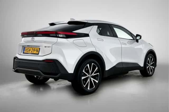 Toyota C-HR (2025) thumbnail 2