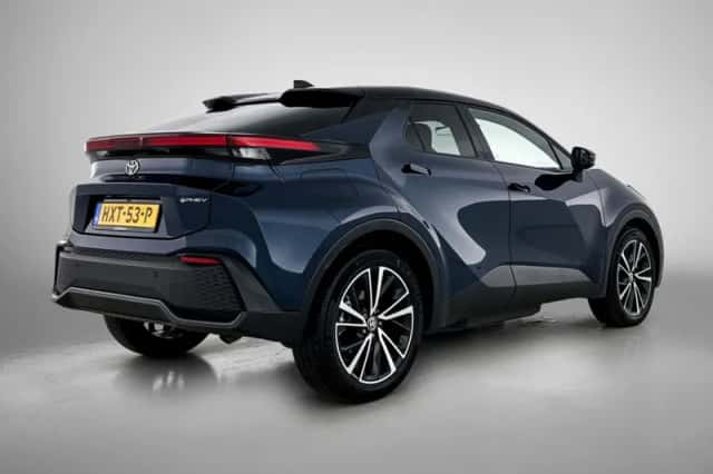 Toyota C-HR (2025) thumbnail 2