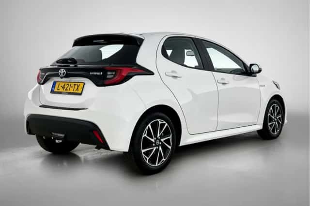 Toyota Yaris (2021) thumbnail 2