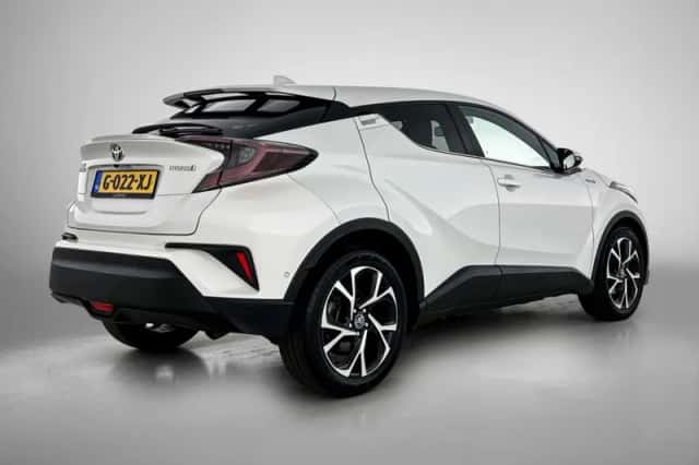 Toyota C-HR (2019) thumbnail 2