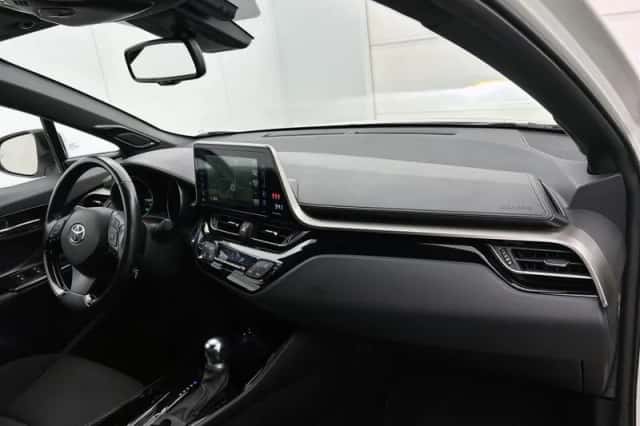 Toyota C-HR (2019) thumbnail 6