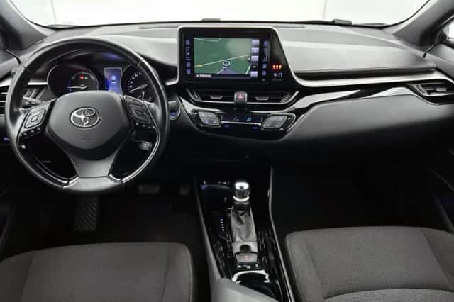 Toyota C-HR (2018) thumbnail 4