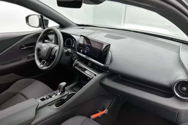 Toyota C-HR (2025) thumbnail 6