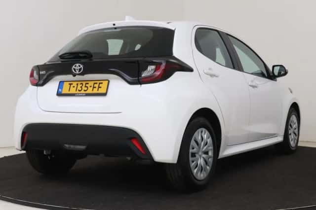 Toyota Yaris (2023) thumbnail 2