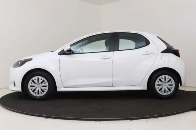Toyota Yaris (2023) thumbnail 3