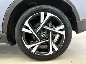 Toyota C-HR (2023) thumbnail 23
