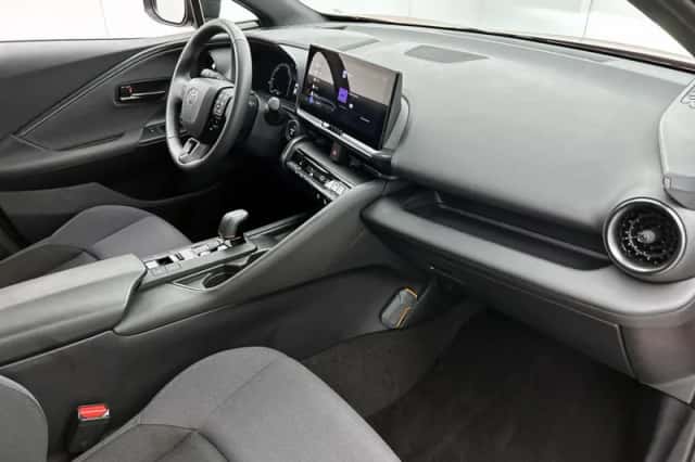 Toyota C-HR (2024) thumbnail 6