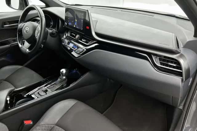 Toyota C-HR (2023) thumbnail 6