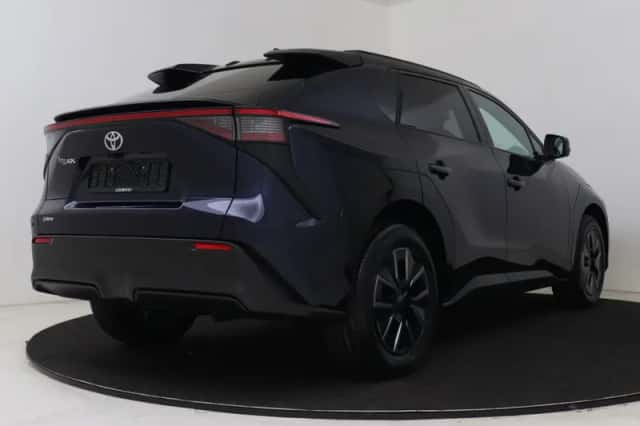 Toyota bZ4X (2025) thumbnail 2