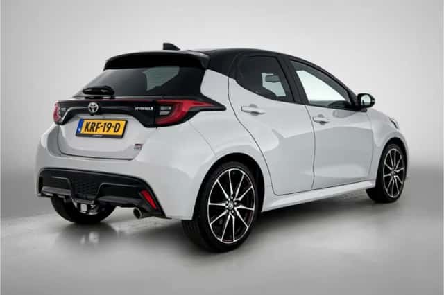 Toyota Yaris (2022) thumbnail 2