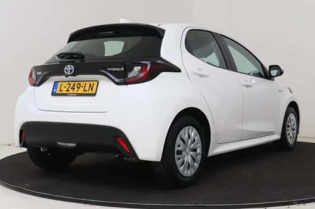 Toyota Yaris (2021) thumbnail 2
