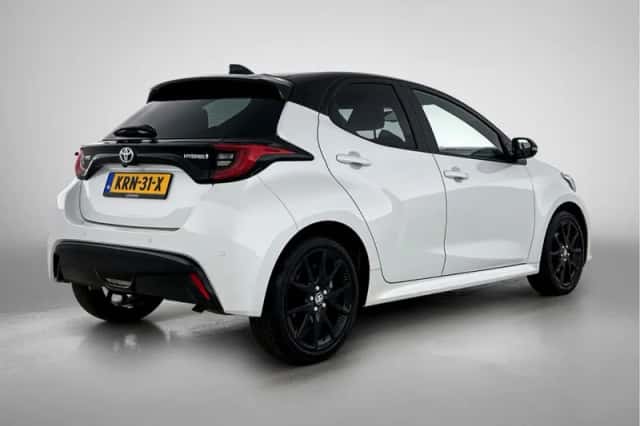 Toyota Yaris (2023) thumbnail 2