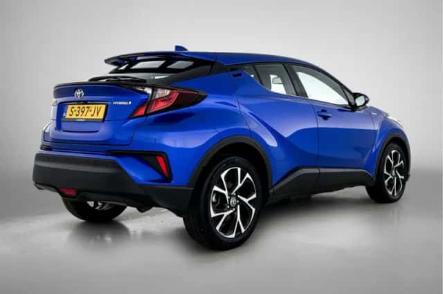 Toyota C-HR (2023) thumbnail 2