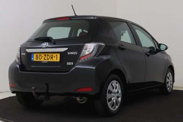 Toyota Yaris (2012) thumbnail 2
