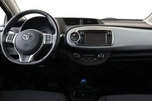 Toyota Yaris (2012) thumbnail 4