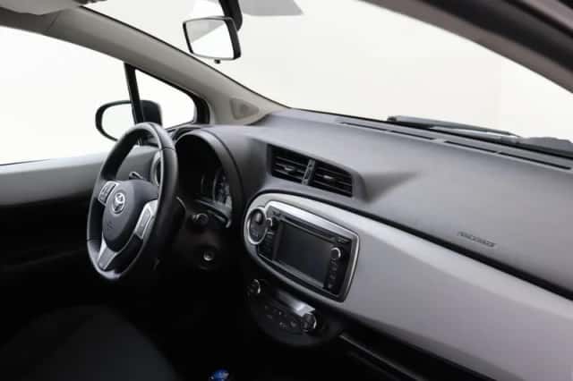 Toyota Yaris (2012) thumbnail 6