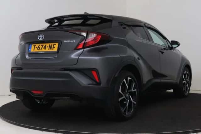 Toyota C-HR (2021) thumbnail 2
